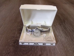 COLLECTIBLE WOMEN'S SILVER TONE TIMEX WATCH FOR PARTS OR REPAIR - Picture 1 of 4