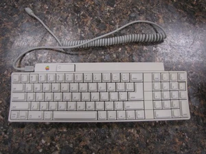 Apple Desktop Bus Tastatur mit Kabel für Apple IIgs 825-1302-B A9M0330 - SAUBER - Bild 1 von 12