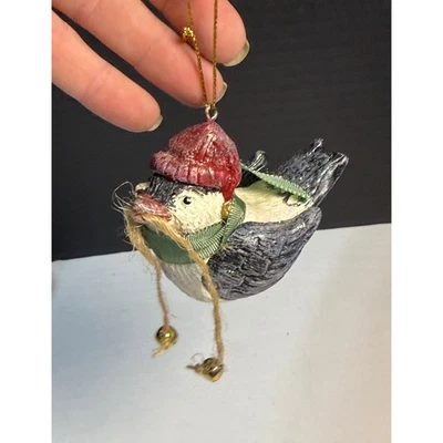 Encantador pájaro adorno de Navidad sombrero rojo bufanda verde tintineo campanas decoración navideña Foto 1 de 4