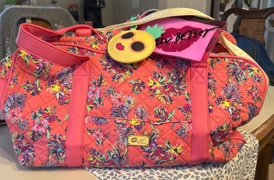 Большая спортивная дорожная сумка Luv Betsey Johnson стеганая с розовым цветочным узором 18,5 дюйма x 11 дюймов x 8 дюймов - Изображение 1 из 4