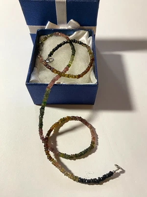 Collar largo de 19 3/4" con broche de plata de ley con astillas de turmalina múltiple. Foto 1 de 4