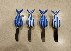 4 MACKENZIE CHILDS BIG BLUE WHALE ROYAL CHECK CERAMIC SPREADER CANAPE KNIVES - Picture 1 of 11