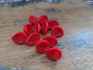 ♥Nr.7a- 12 Stück tolle alte Glasknöpfe rote Blätter 14x 10 mm♥ - Picture 1 of 2