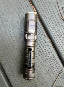 Linterna brillante recargable de alto lumen RovyVon S21 3000 lúmenes, Gunmetal usada - Imagen 1 de 10