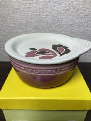 Plato de pavo real de cuarzo rosa sin usar Le Creuset en plato Foto 1 de 4