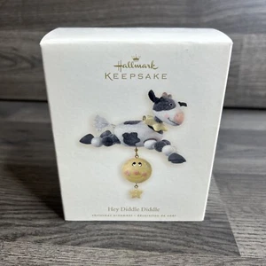 2008 Hallmark Keepsake Ornament ~ "Hey Diddle Diddle" mucca salta sulla luna ~ Nuovo con scatola - Foto 1 di 2