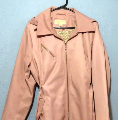 Abrigo impermeable Michael Kors XL rosa rubor con capucha y cinturón para mujer Foto 1 de 4