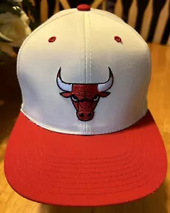Cappello Cappello Snapback Vintage SGA NBA Chicago Bulls Bianco Rosso - Foto 1 di 6