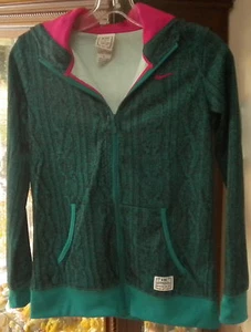 CHAQUETA CORTAVIENTOS CON CAPUCHA VERDE AZULADO EXUBERANTE NUEVA CON ETIQUETAS NIKE NIÑAS 475471-303 TALLA GRANDE $60 - Imagen 1 de 3