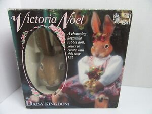 Kit poupée Daisy Kingdom tête de lapin céramique et tissu pull Victoria Noel vintage