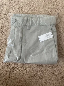 Old Navy Men’s Slim Built-In Flex Gray Chino Shorts Size 30 8-in inseam NWT - Picture 1 of 3