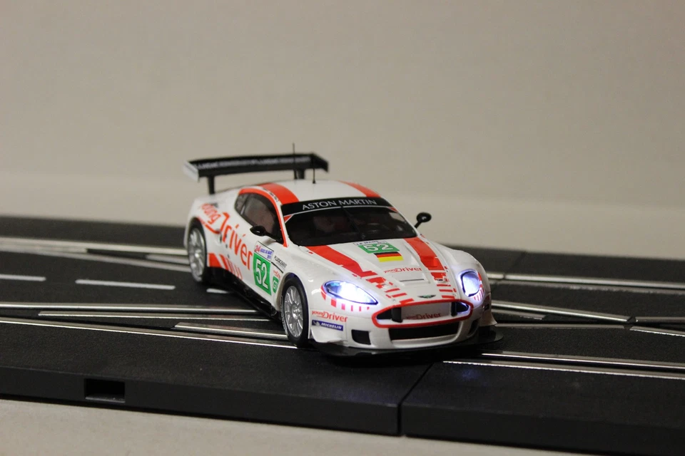 SCX Aston Martin DBR9  für Carrera Digital 132  mit Org. Decoder - Bild 1 von 4