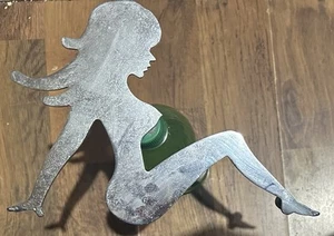 HR Kühlergrill Tussi Luder Metall Emblem Grilldame Pin Up Girl Lady mit Nice - Bild 1 von 3