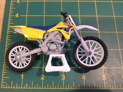 2024 NEWRAY YELLOW SUZUKI RM-Z450 DIRT BIKE MOTORCYCLE MOTOCROSS W/ STAND- 1:18  - Image 1 of 4