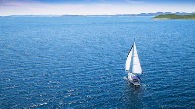 Wandbild: Segelboot auf offenem Wasser, Luftbild. Aktiver Lebensstil, [...] - Bild 1 von 1