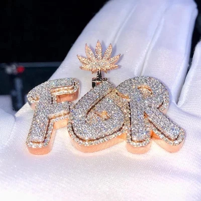 Colgante de moissanita real de corte redondo de 3 quilates con nombre personalizado para hombre enchapado en oro amarillo de 14 quilates Foto 1 de 4