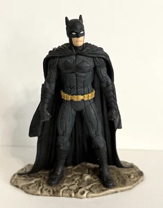 Schleich DC Comics Justice League Batman schwarzer Anzug 4 Zoll Figur auf Sockel ~ 2014 - Bild 1 von 2