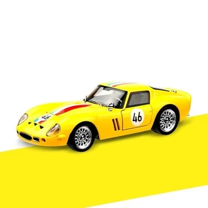 Coche modelo Ferrari 250 GTO 1:32 con características de luz y sonido (amarillo) - Imagen 1 de 7