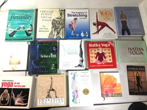 Yoga 15 book lot Hatha Yoga , Stretching , Anatomy , Flexibility ETC - Foto 1 di 17