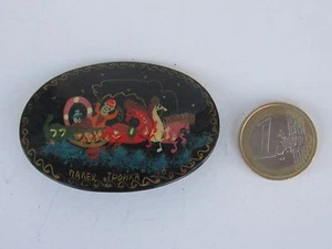 Broche de laca pintada de madera con recuerdo ruso Palekh "Troika" artista firmado - Imagen 1 de 7
