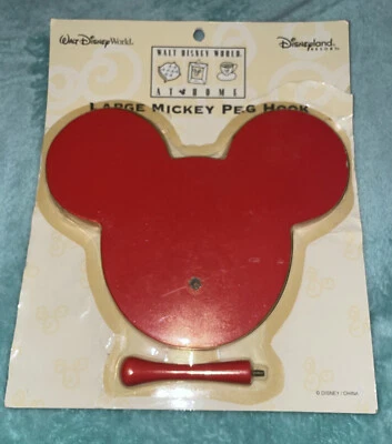 Percha de pared roja con gancho de clavija de madera icono de Mickey Mouse de los parques de Disney en casa Foto 1 de 4