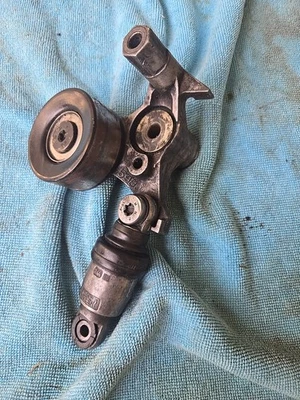 Tensor de polea usado Honda Civic CRV Accord 1.5 Turbo OEM Foto 1 de 3