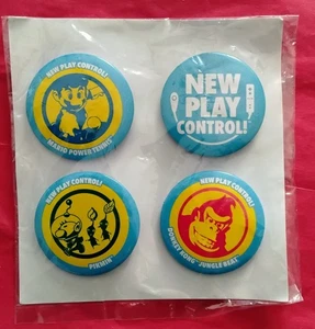 Raro set originale Nintendo di 4 mini spille promozionali nuove Play Control, sigillate - Foto 1 di 3