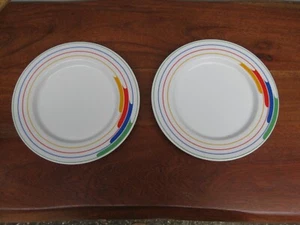2 Vintage 80er Jahre STUDIO NOVA Primary Gallery L9186 Regenbogen Salat Brotteller - Bild 1 von 7
