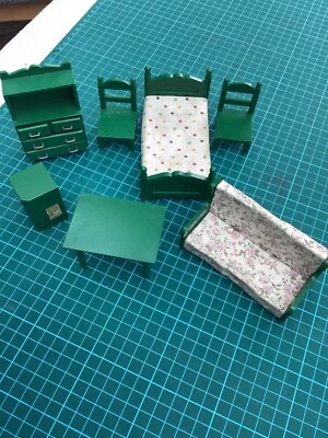 Vitrina miniatura vintage sobremesa madera + sillas Foto 1 de 4