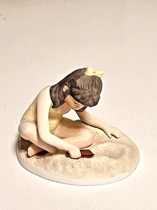 Estatuilla de colección de Frances Hook "Castillos de arena" - Imagen 1 de 4