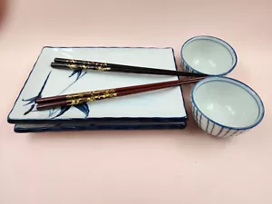 2 set piatti sushi vintage giapponesi ceramica bianca e blu bacchette sake/tazze da tè - Foto 1 di 12