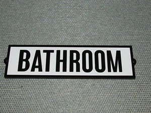Letrero de puerta de baño estilo retro vintage blanco con letras negras 8" x 2 1/4" - Imagen 1 de 2