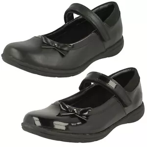 OFERTA Zapatos escolares con cierre de gancho y bucle para niñas de Clarks £29.99 - Imagen 1 de 17