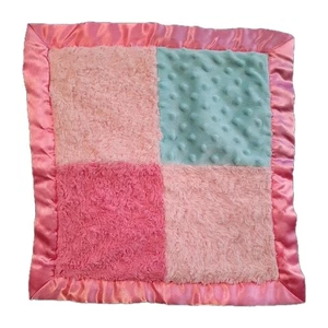 AD Sutton & Sons Lovey Rosa Patchwork Borde Satinado Bebé Azul Minky Dots 2017 - Imagen 1 de 5