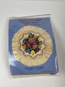 Needlecrafts Society nostalgisches Nasenschwindel Blumen Nadelspitzen-Set 12 Zoll Kissen neu - Bild 1 von 8