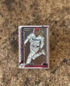2025 Topps Serie 1 James Wood Super Box Spilla Smaltata RC Nazionali - Foto 1 di 2