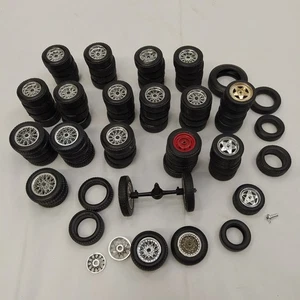 Lotto di 76 gomme e cerchi per modelli scala 1/18 buone condizioni - Picture 1 of 6