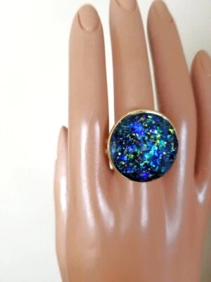 Anillo de ópalo: enorme ópalo de resina de pavo real fuego dorado de 25 mm; acero inoxidable GP de 18 quilates Foto 1 de 3