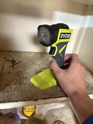 Luz LED inalámbrica RYOBI ONE+ 18V (solo herramienta) Foto 1 de 4