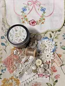 SWEET Wildflower tin with vintage buttons, embroidery, trims, wood spool - Picture 1 of 5