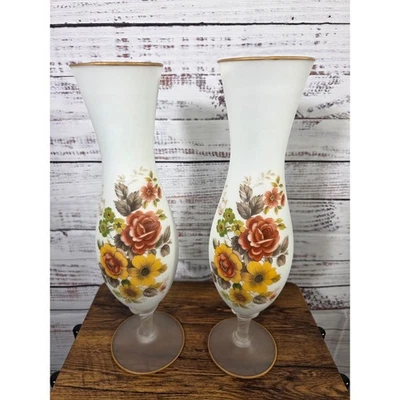 Antigo par de vasos de vidro fosco floral pedestal 15" acabamento dourado - Imagem 1 de 3