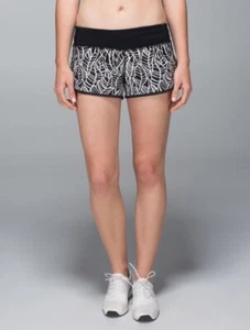 Lululemon Run Speed Short *2-Wege-Stretch hübsche Handfläche schwarz Engelsflügel Damen 8 - Bild 1 von 10