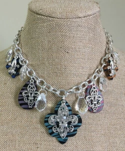 Brandneu Statement Grob Groß Silber Fleur de Lis Halskette Tiere Print - Bild 1 von 6