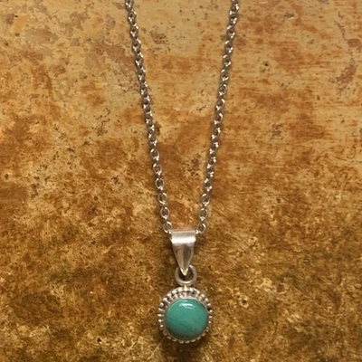 Sterling Silver and Malachite Necklace 17 Inch Chain Vintage - Imagem 1 de 4