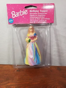 Vintage 1997 Nuovo Barbie Compleanno Cake Topper Decorazione Abito Arcobaleno **Leggi** - Foto 1 di 7