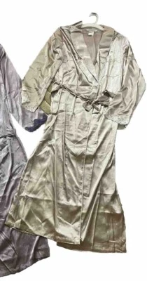 Juego de 3 batas largas de satén con encaje y ribete de tubería para mujer Gilligan O’Malley. Foto 1 de 3