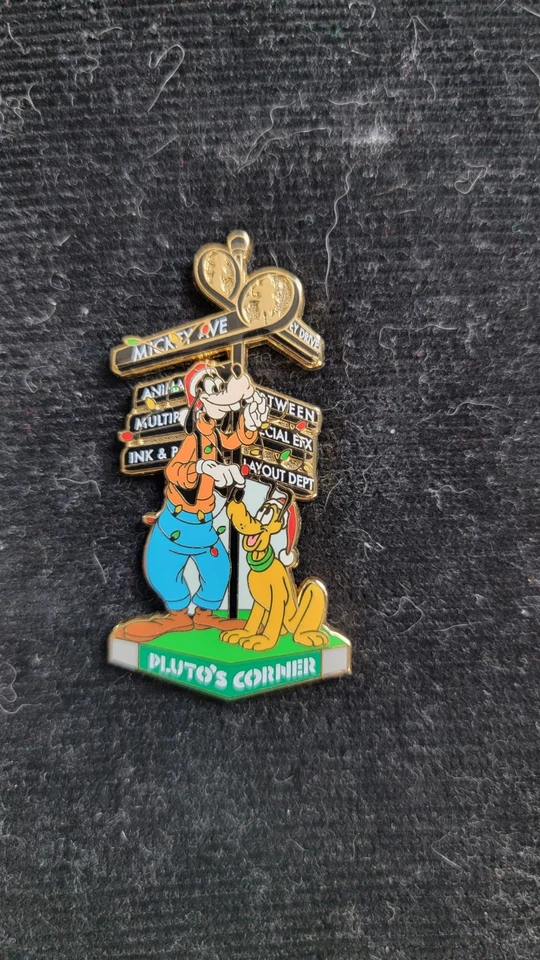 Prendedor Disney DEC Plutón y Goofy en sombreros de Santa en la esquina de Plutón LE 150 Foto 1 de 1
