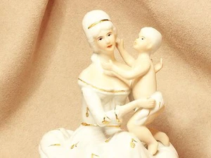 Vintage MaiKo Handgemalt Porcelain Victorian Woman with baby Gold Gilt - Picture 1 of 12