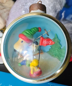 SNOOPY, ADORNO ÁRBOL NAVIDAD VACACIONES ESQUÍ. Schulz 1972, sello - Imagen 1 de 5