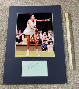MARIA BUENO (RIP) ICONIC TENNIS CHAMPION AUTOGRAPH + PHOTO DISPLAY BECKETT - Picture 1 of 3